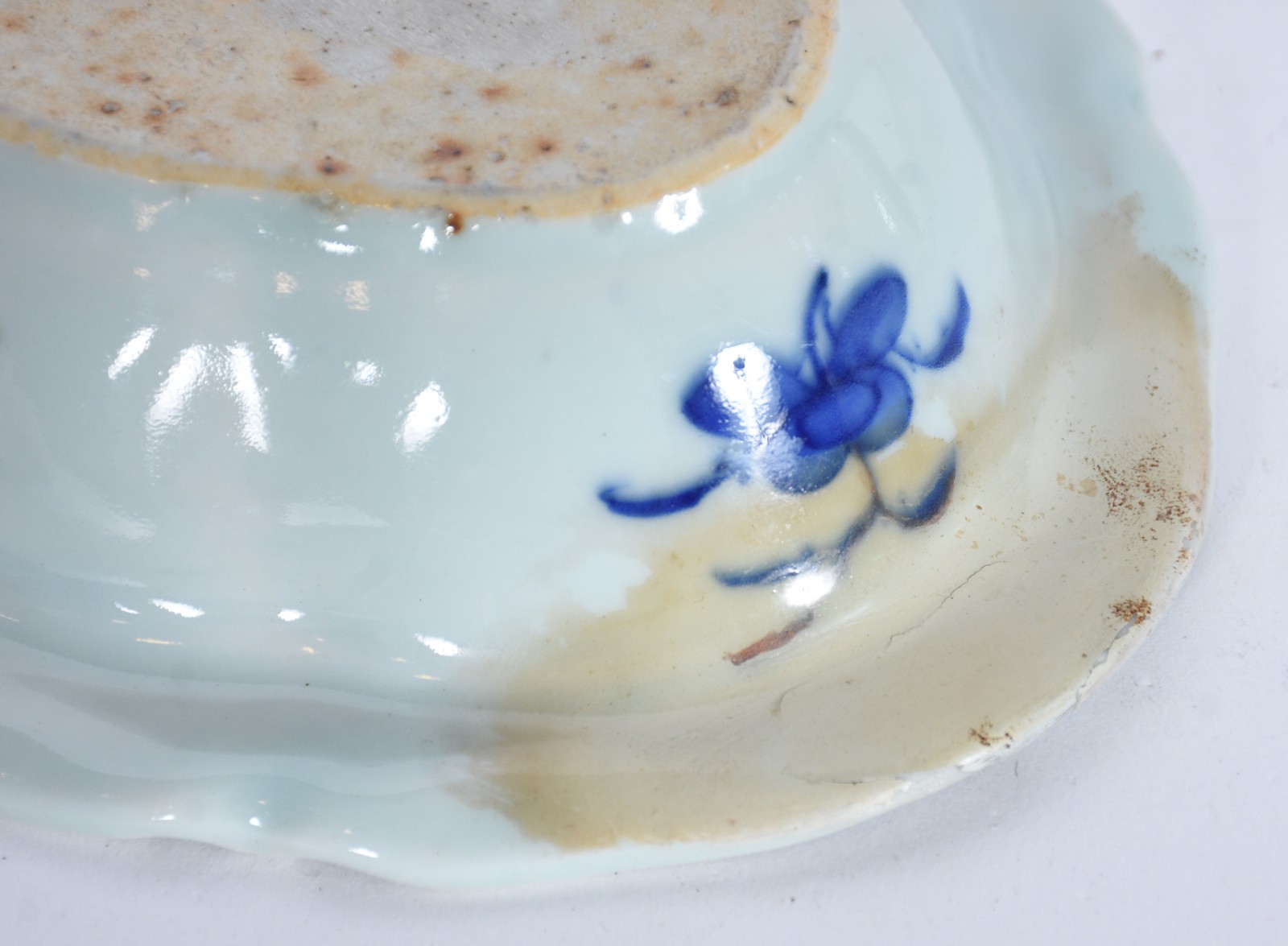 Duas peças de porcelana oriental azul e branca, sendo pequena sopeira... - foto 7 de 7