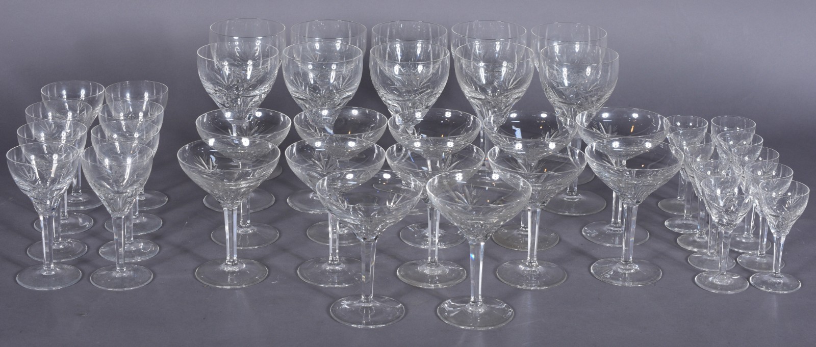 Serviço de cristal lapidado, composto de: 12 taças para champagne, 10... - foto 1 de 7