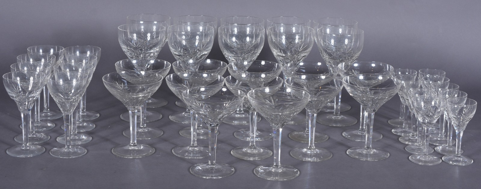 Serviço de cristal lapidado, composto de: 12 taças para champagne, 10... - foto 2 de 7