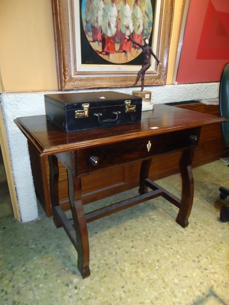 Mesa de madeira nobre com uma gaveta, pernas laterais arqueadas...