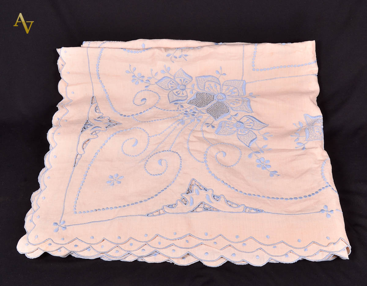 Toalha de mesa de linho com bordados na cor azul. Med. 2.20 x 2.00 m.