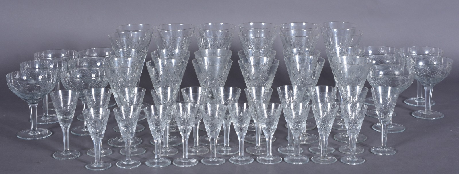 Serviço de cristal lapidado composto de: 12 taças para vinho branco... - foto 1 de 8