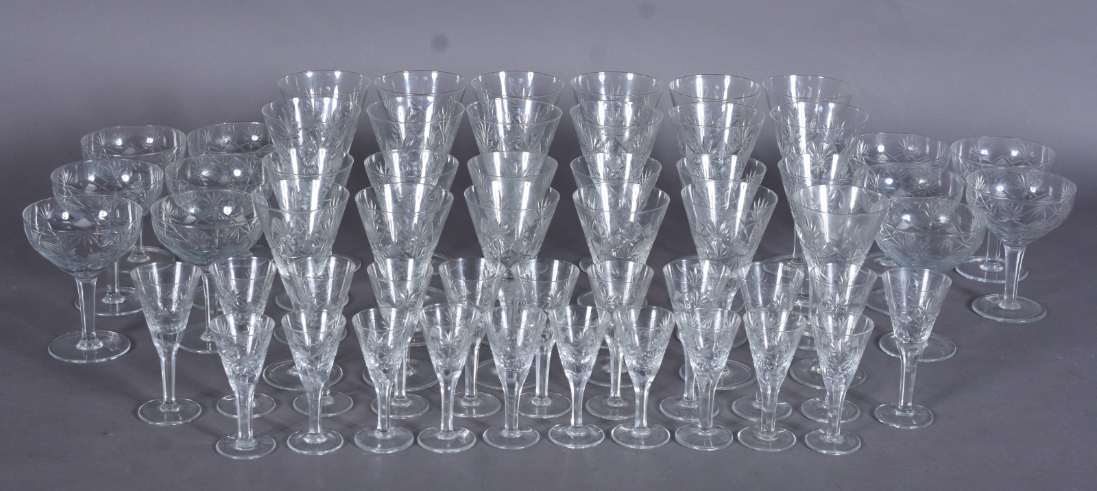 Serviço de cristal lapidado composto de: 12 taças para vinho branco... - foto 2 de 8