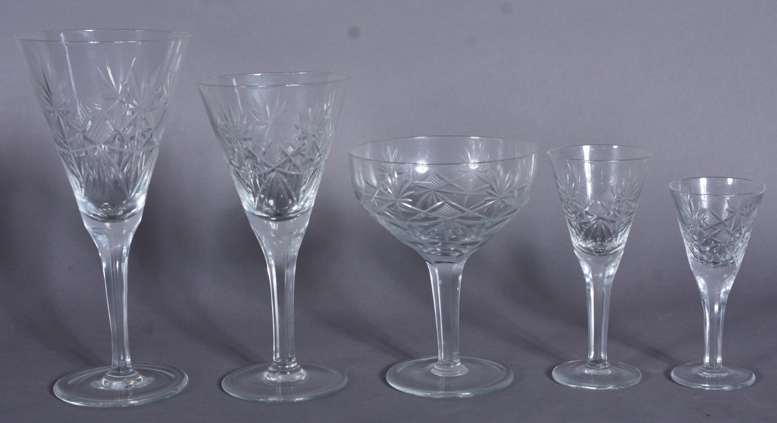 Serviço de cristal lapidado composto de: 12 taças para vinho branco... - foto 3 de 8