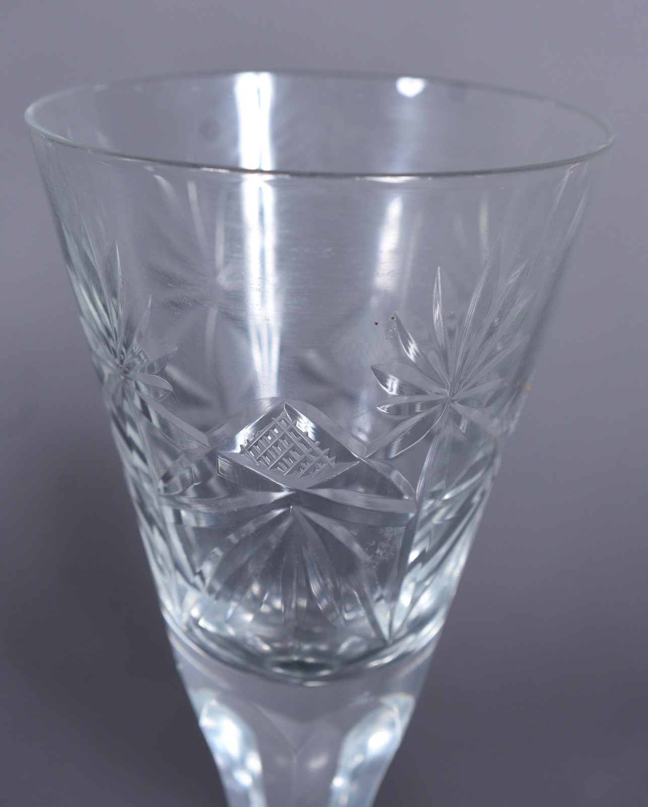 Serviço de cristal lapidado composto de: 12 taças para vinho branco... - foto 4 de 8