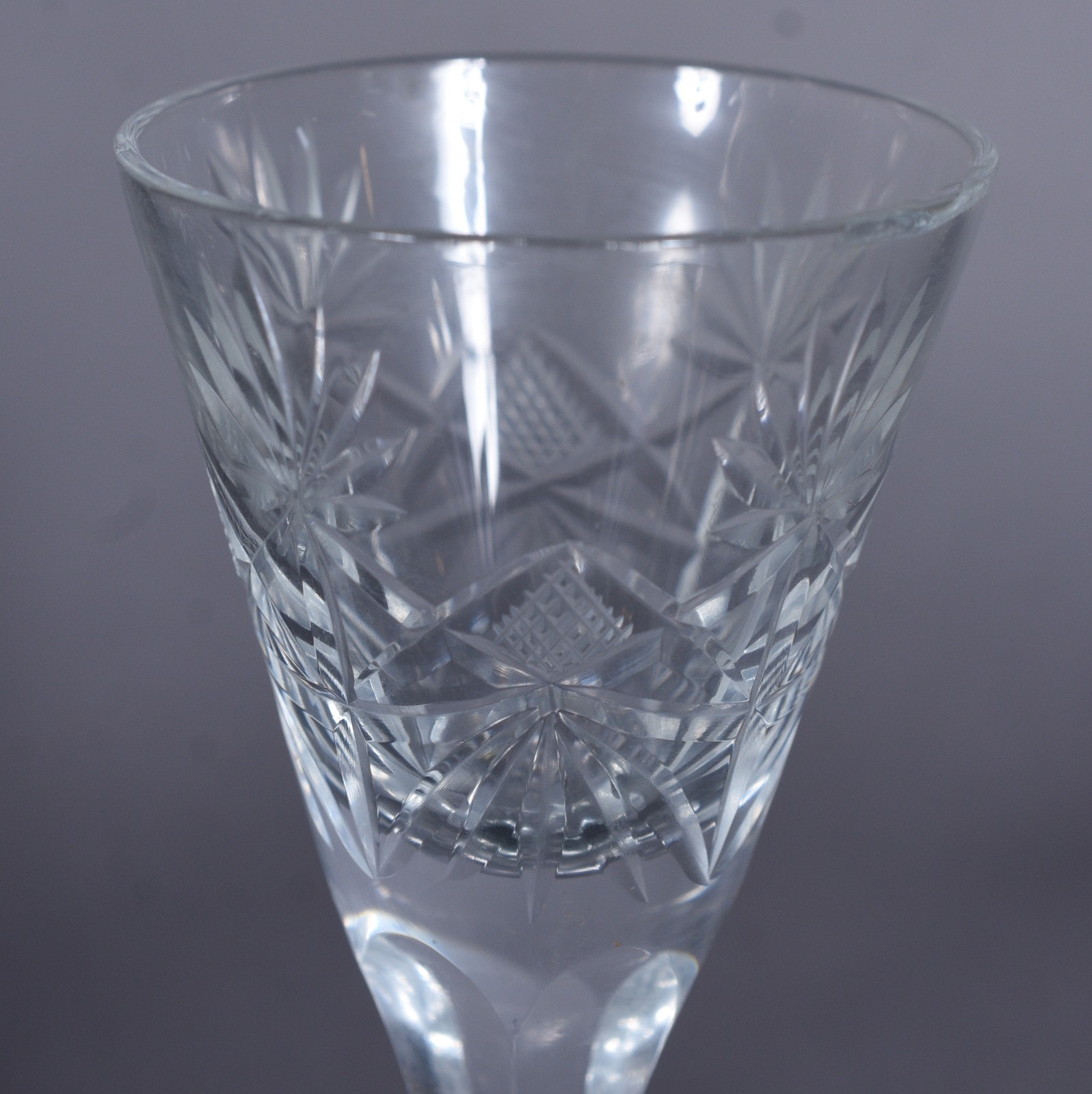 Serviço de cristal lapidado composto de: 12 taças para vinho branco... - foto 5 de 8