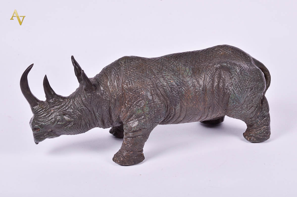 Rinoceronte de bronze. Comp. 30 cm.