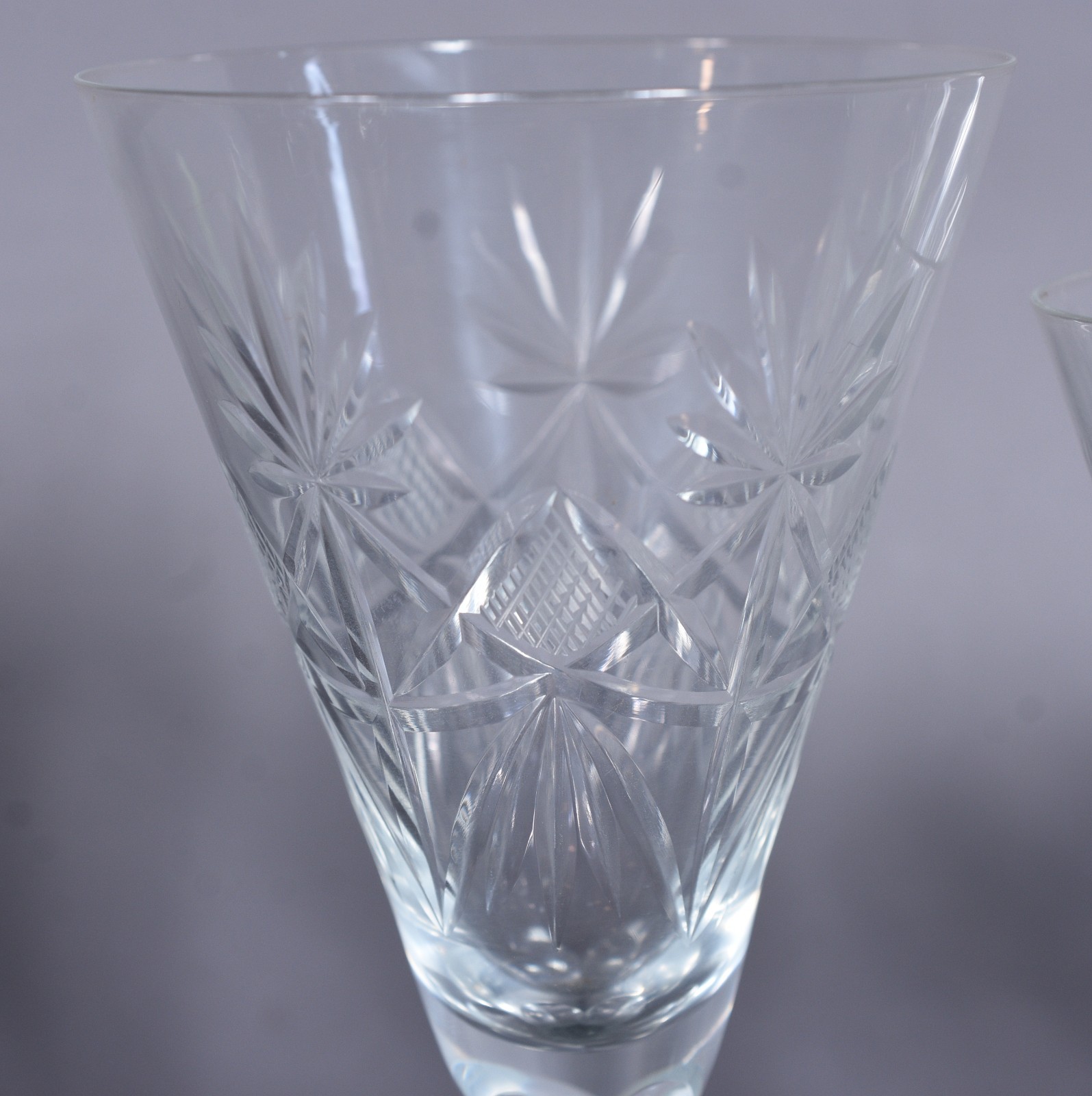 Serviço de cristal lapidado composto de: 12 taças para vinho branco... - foto 6 de 8