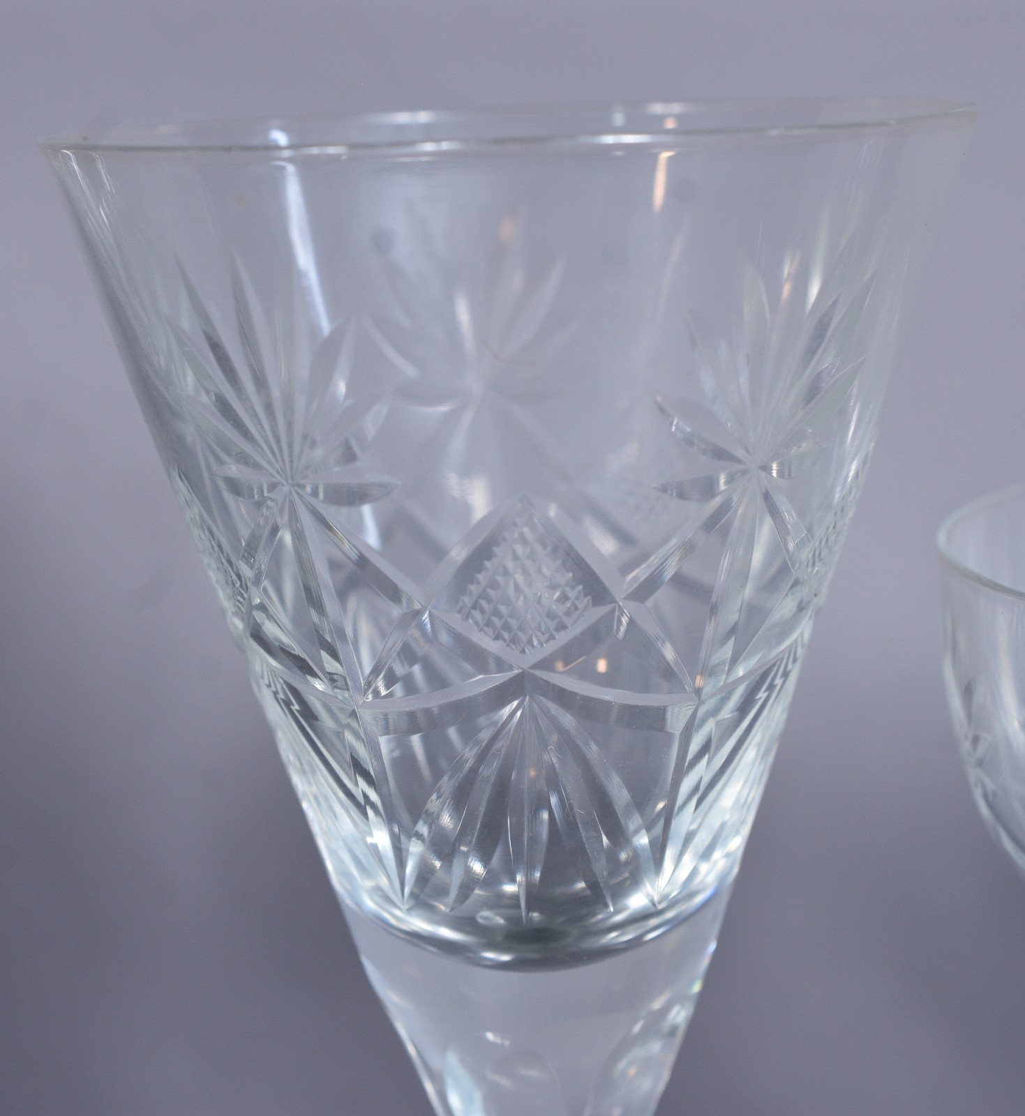 Serviço de cristal lapidado composto de: 12 taças para vinho branco... - foto 7 de 8