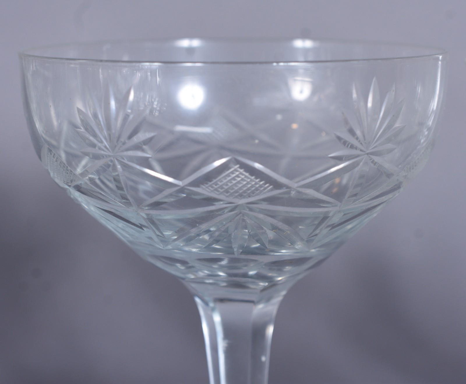 Serviço de cristal lapidado composto de: 12 taças para vinho branco... - foto 8 de 8