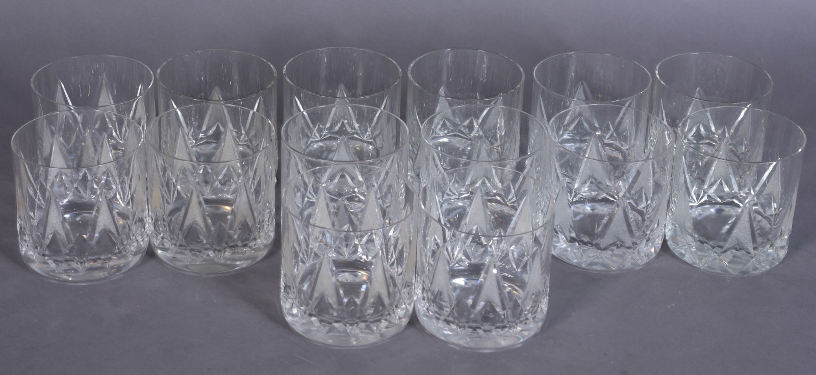 Quatorze copos de cristal lapidado para Whisky. - foto 1 de 6