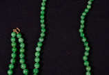 Colar e pulseira em jade verde rajado, sendo co... - Colar e pulseira em jade verde rajado, sendo colar de uma volta. Peso total:43,5 gr. Fecho em ouro.