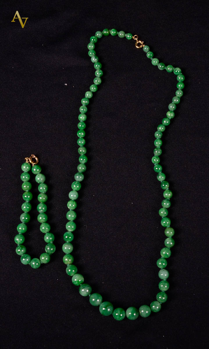 Colar e pulseira em jade verde rajado, sendo colar de uma volta. Peso...