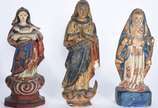 Três imagens de Nossa Senhora em madeira entasl... - Três imagens de Nossa Senhora em madeira entaslhada e policromada, resquícios dourados (desgastes).