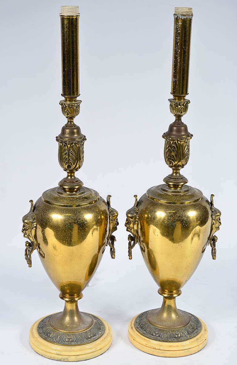 Par de abatjoures de metal dourado (oxidados) . Alt. 68 cm.