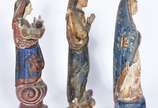 Três imagens de Nossa Senhora em madeira entasl... - Três imagens de Nossa Senhora em madeira entaslhada e policromada, resquícios dourados (desgastes).