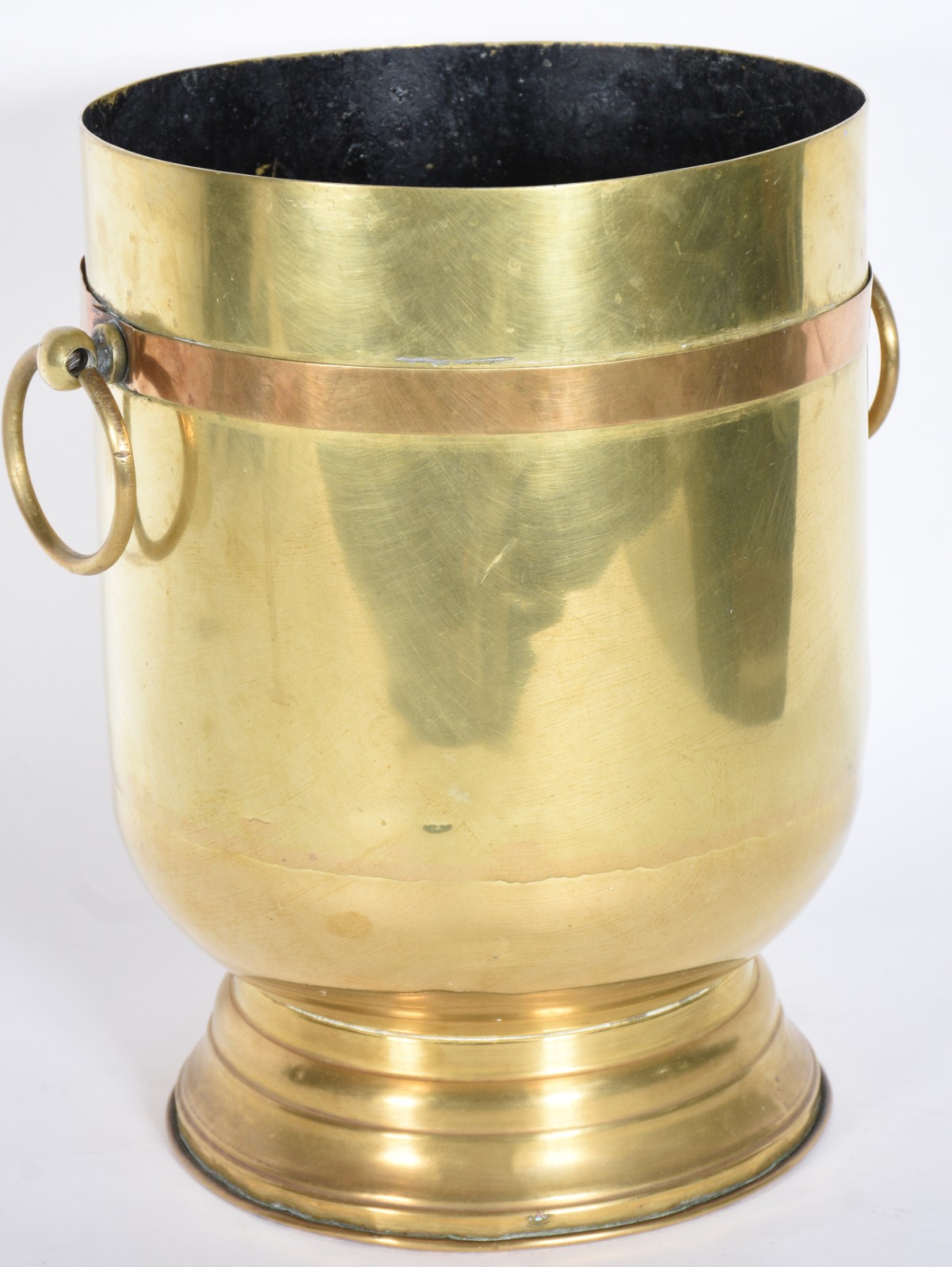Cachepot de metal dourado com argolas laterais e friso de cobre. - foto 1 de 4