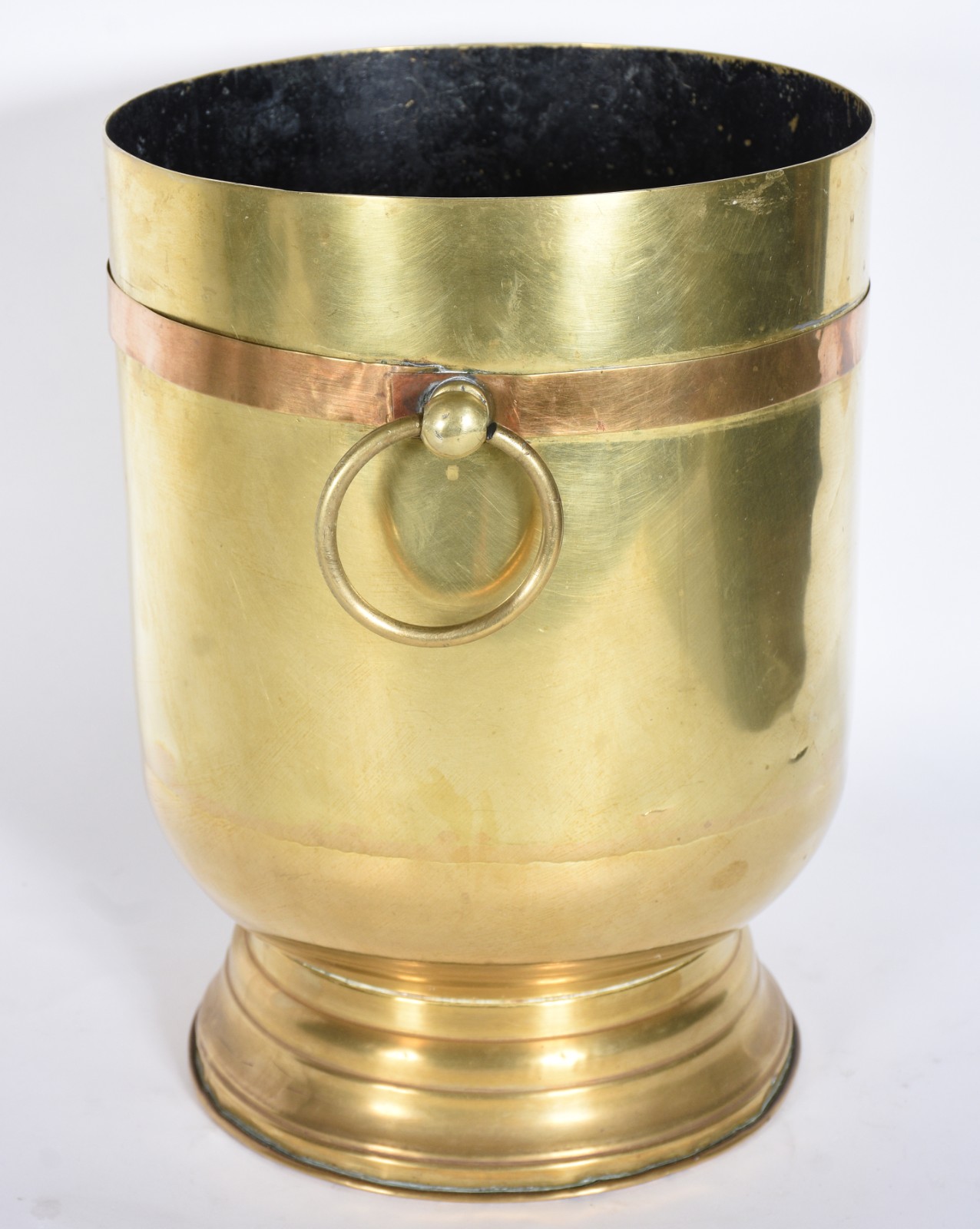 Cachepot de metal dourado com argolas laterais e friso de cobre. - foto 2 de 4