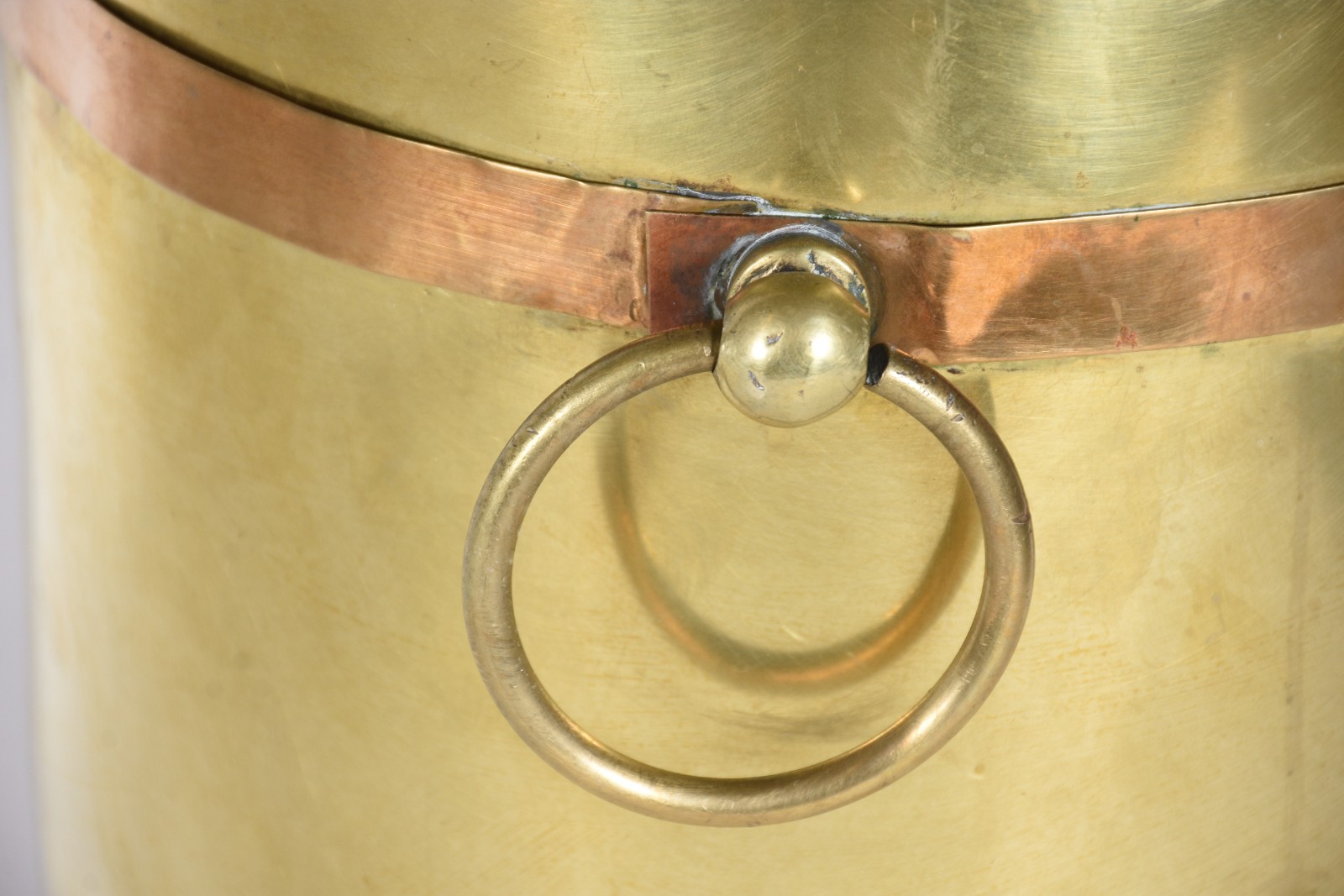 Cachepot de metal dourado com argolas laterais e friso de cobre. - foto 3 de 4