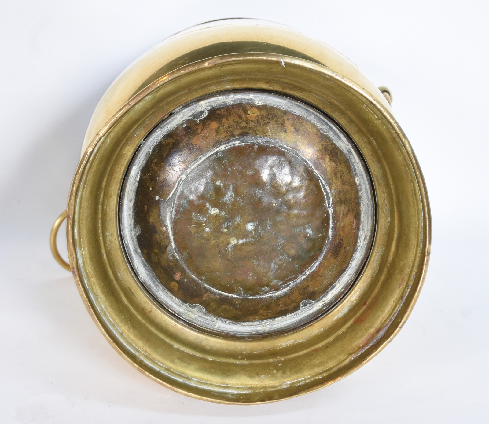 Cachepot de metal dourado com argolas laterais e friso de cobre. - foto 4 de 4