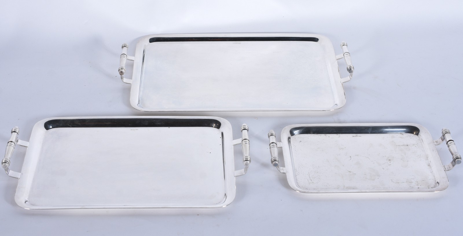 Três bandejas com alças de metal prateado Shefield plate. Com... - foto 1 de 5