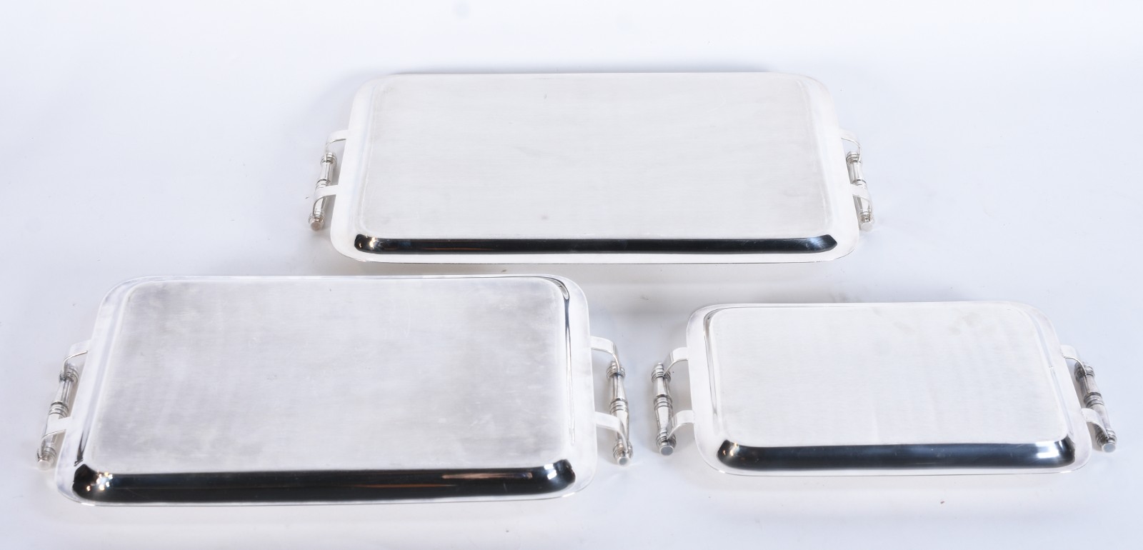Três bandejas com alças de metal prateado Shefield plate. Com... - foto 4 de 5