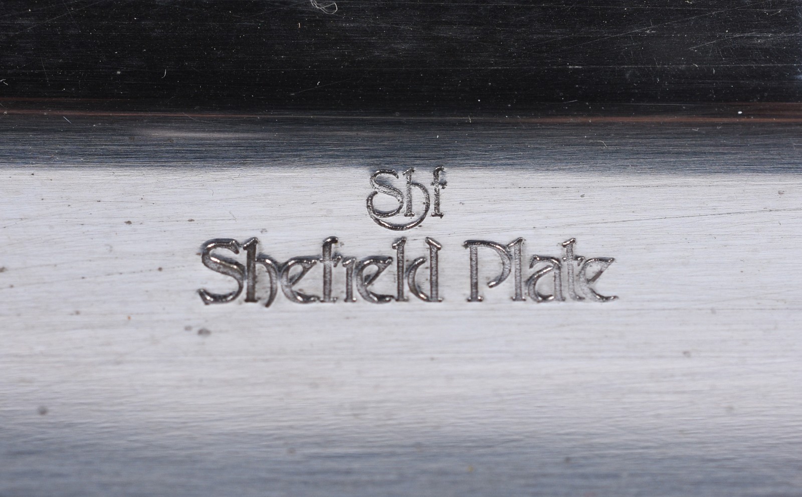 Três bandejas com alças de metal prateado Shefield plate. Com... - foto 5 de 5