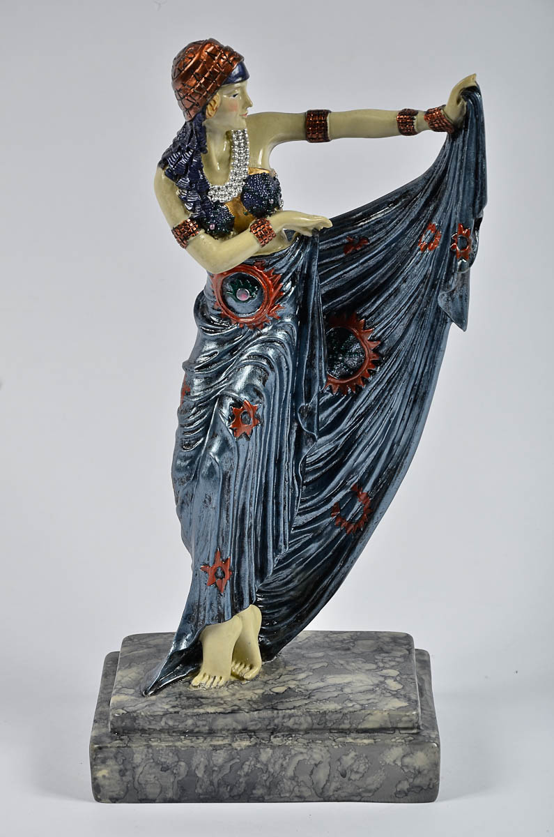 Estatueta repres. dançarina em resina policromada, com base. Alt...