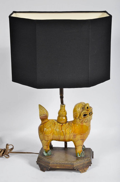 Abatjour com figura de Cao de porcelana oriental , cupula na cor...