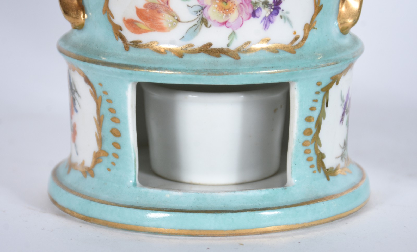 Veilleuse de porcelana francesa decorada com flores em policromia... - foto 4 de 10