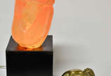 Duas esculturas repres. Nús femininos, sendo 1 ... - Duas esculturas repres. Nús femininos, sendo 1 em resina com iluminação interna e base de madeira ( alt. 34 cm) e outra de  bronze ( larg. 26 cm...