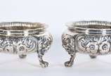 Par de covilhetes de prata inglesa contrastada,... - Par de covilhetes de prata inglesa contrastada, pés de garra. Peso da prata: 290 g. (Por motivos de segurança a peça não se encontra na loja).