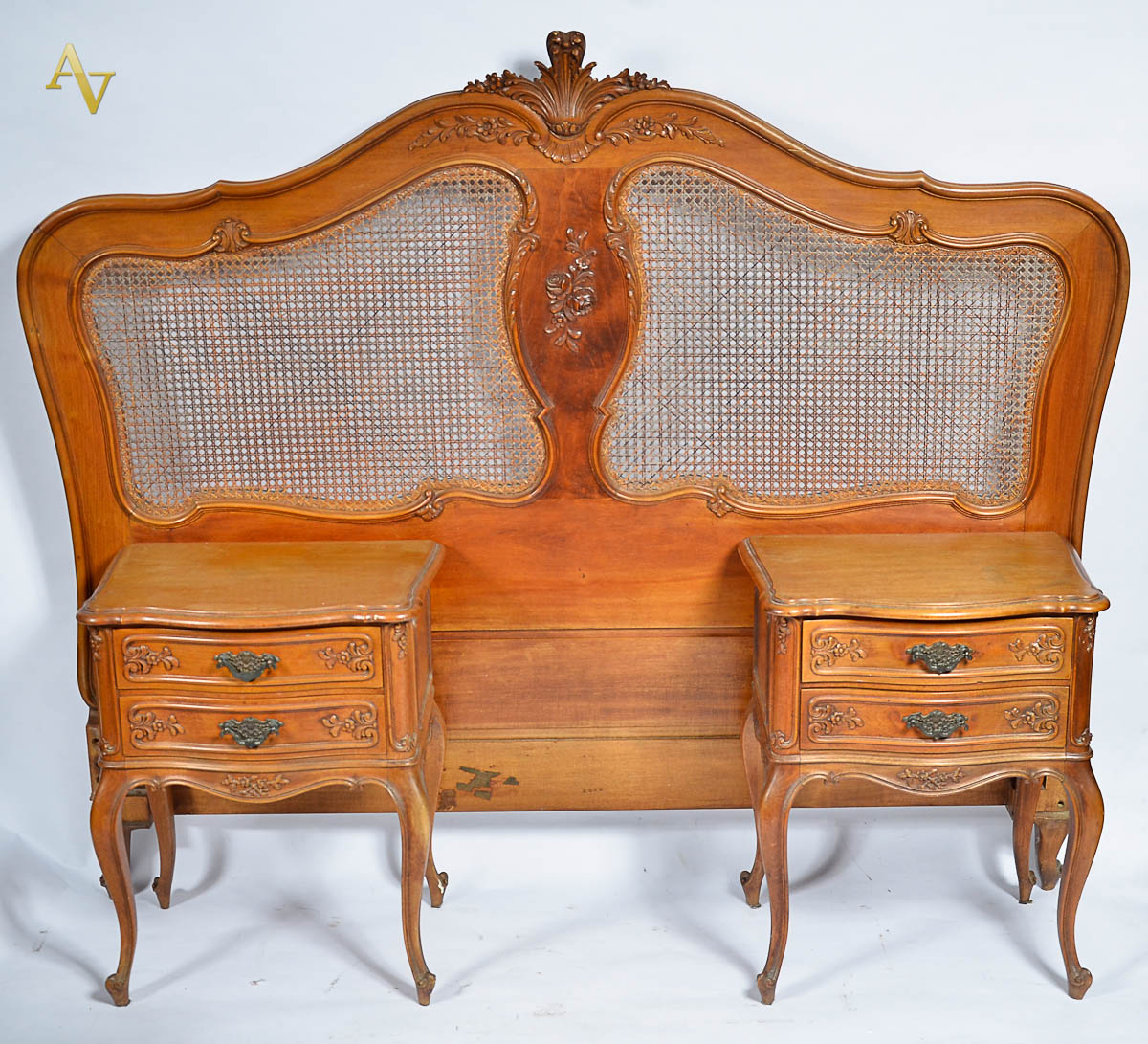 Conjunto de cama de casal com cabeceira de palhinha e entalhes...