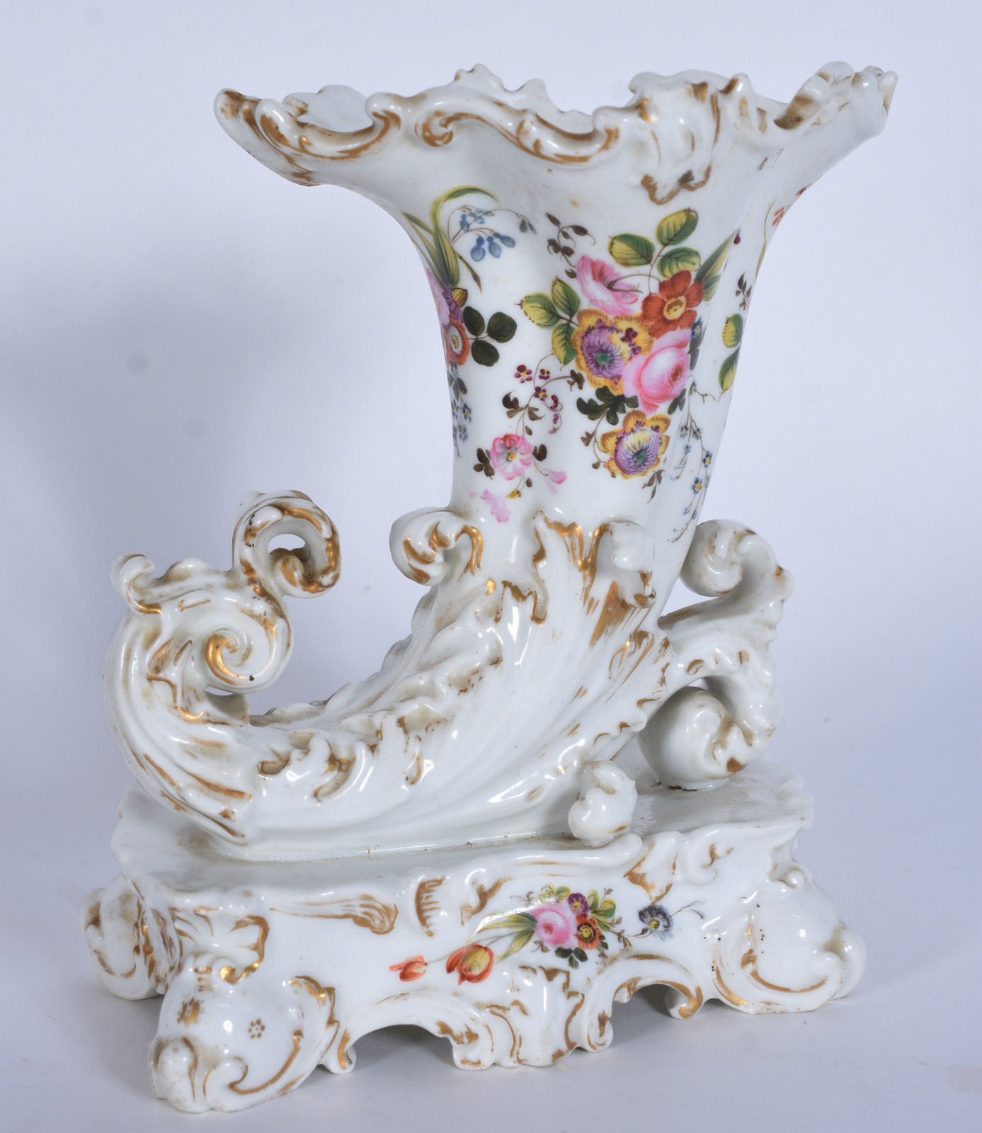 Floreira na forma de cornucópia de porcelana francesa com flores em... - foto 1 de 7