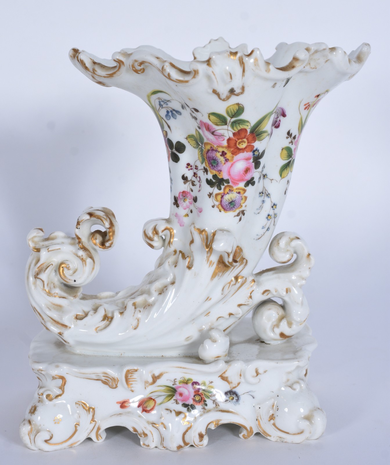 Floreira na forma de cornucópia de porcelana francesa com flores em... - foto 2 de 7