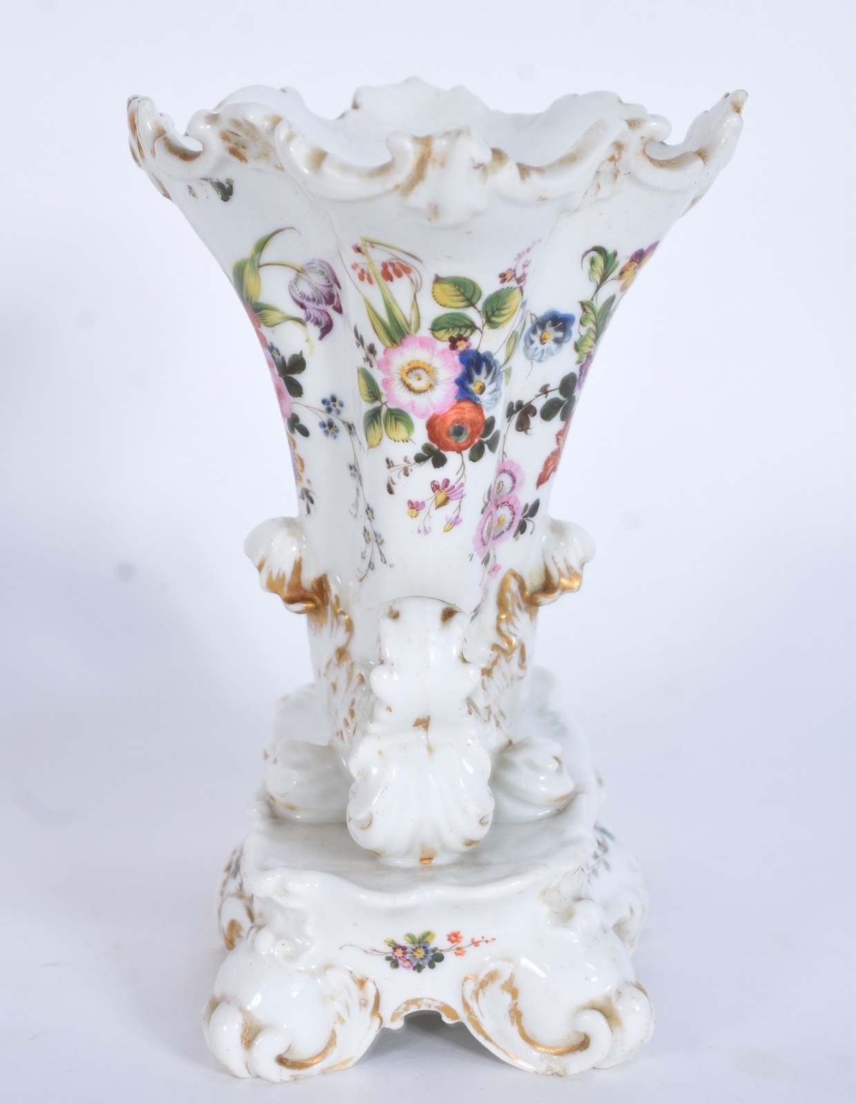 Floreira na forma de cornucópia de porcelana francesa com flores em... - foto 3 de 7