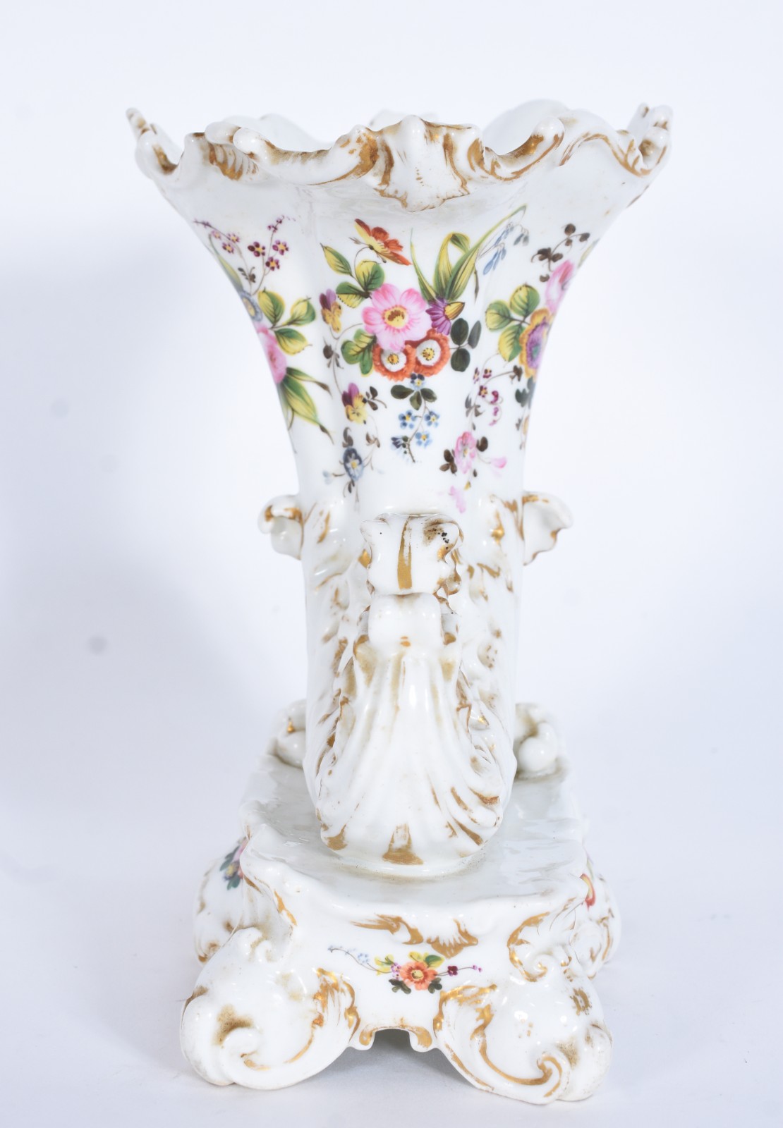 Floreira na forma de cornucópia de porcelana francesa com flores em... - foto 4 de 7