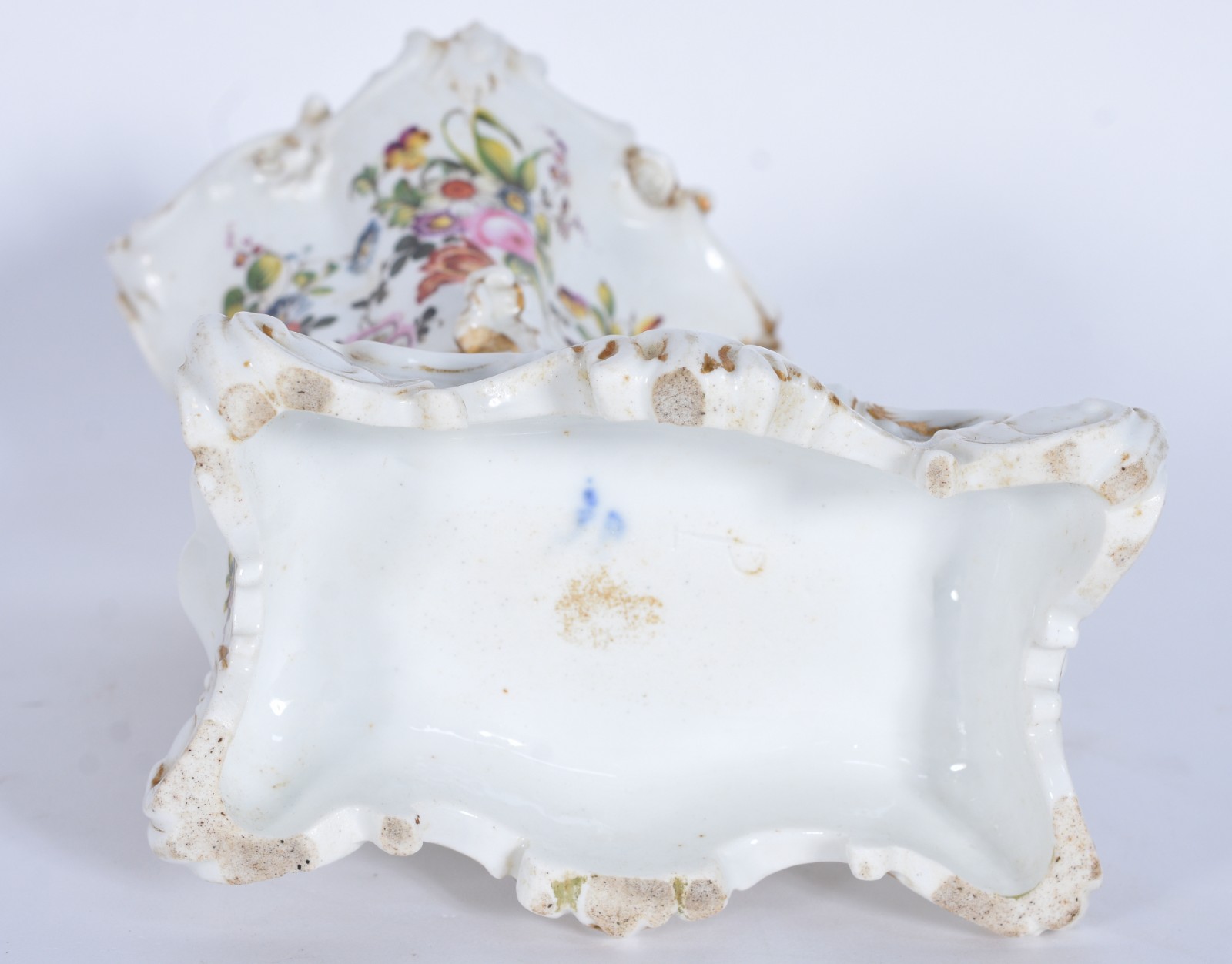 Floreira na forma de cornucópia de porcelana francesa com flores em... - foto 5 de 7