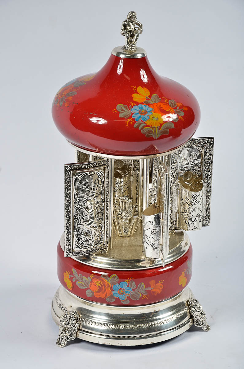 Relicário de metal com flores em policromia. Alt. 37 cm - diam. 20 cm.