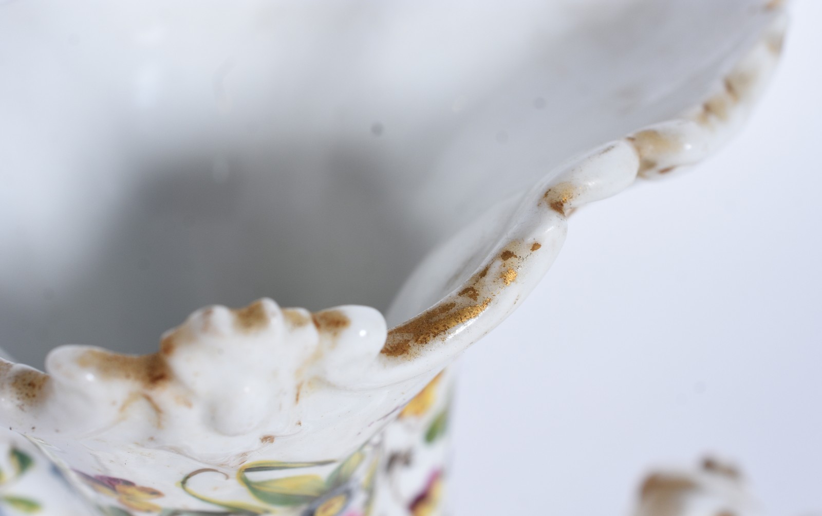 Floreira na forma de cornucópia de porcelana francesa com flores em... - foto 7 de 7