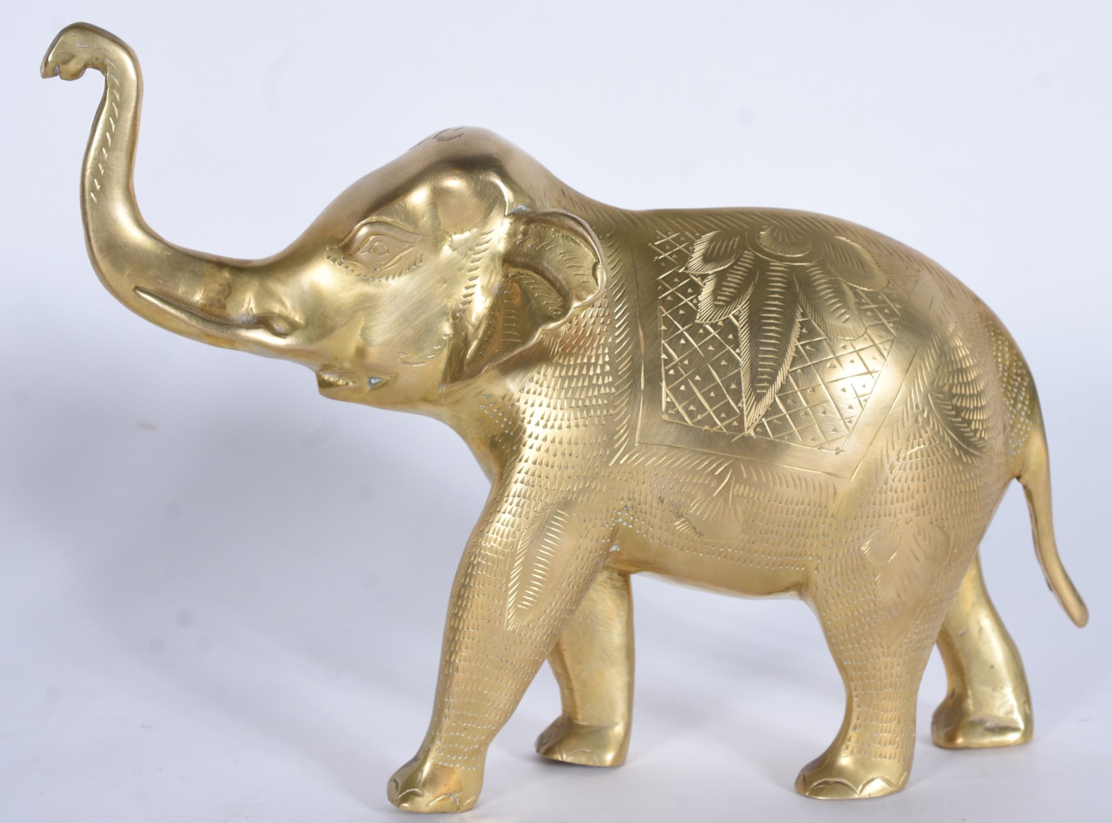 Tres peças de metal dourado, sendo par de castiçais e elefante. - foto 2 de 10
