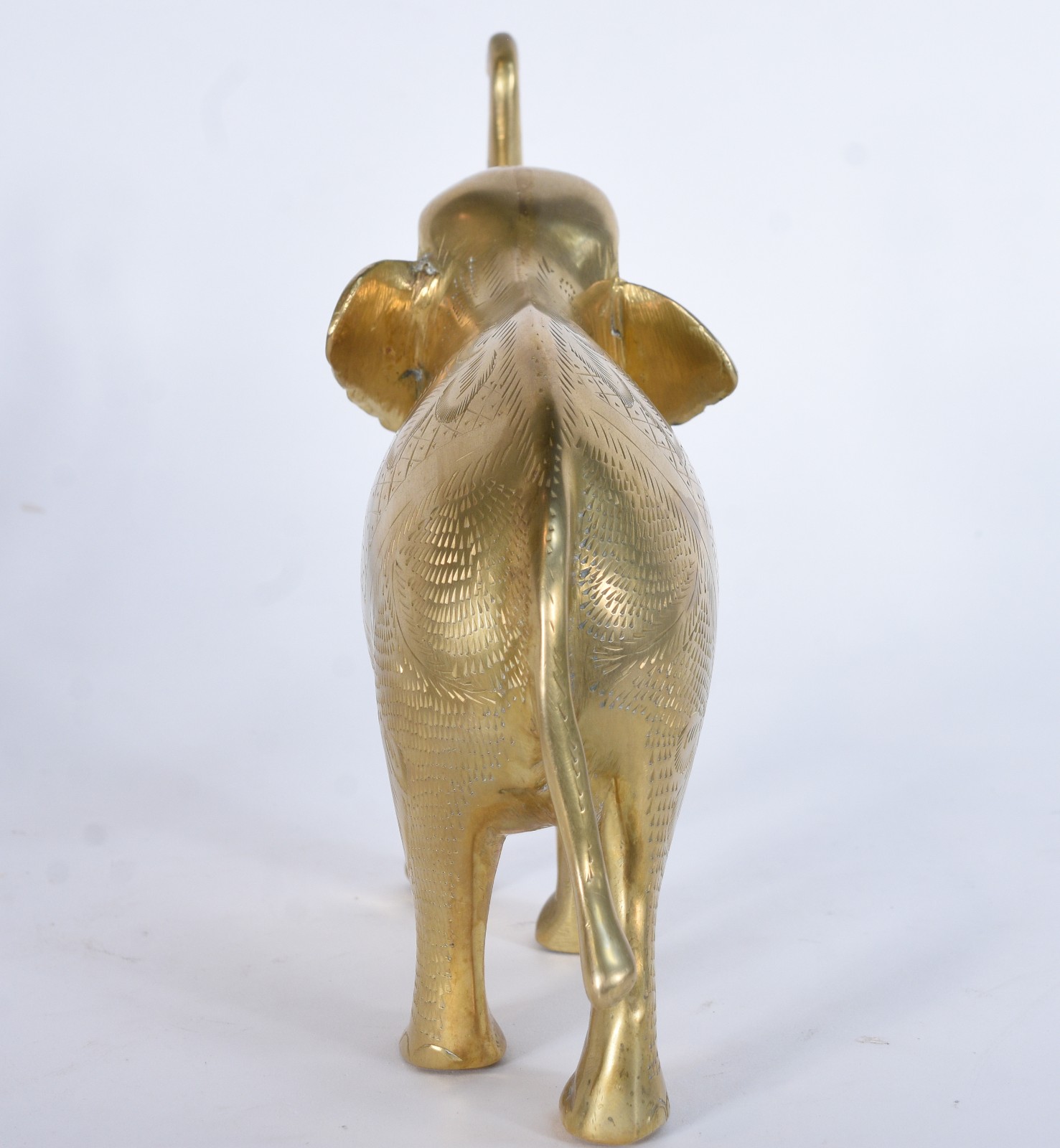 Tres peças de metal dourado, sendo par de castiçais e elefante. - foto 3 de 10