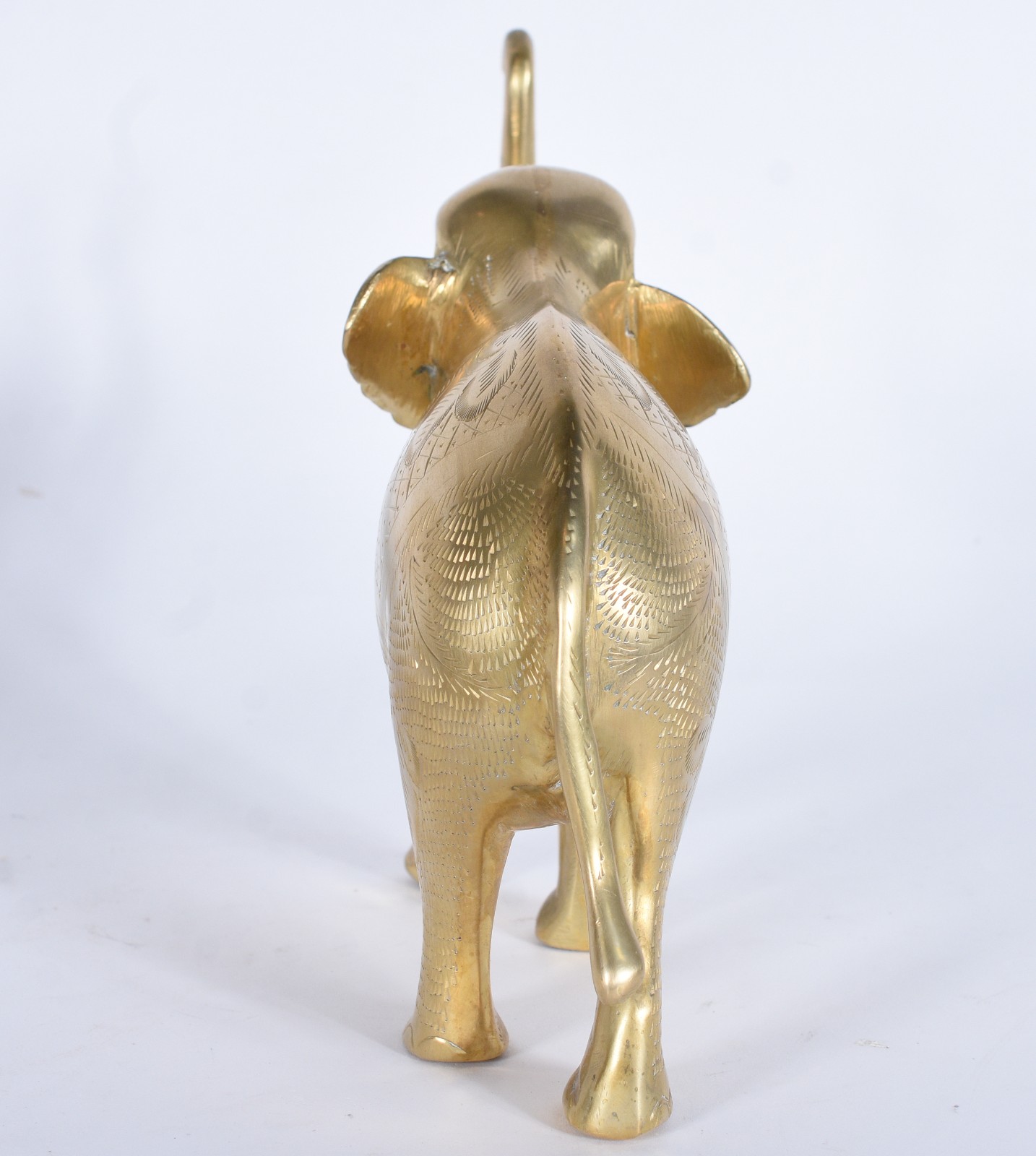 Tres peças de metal dourado, sendo par de castiçais e elefante. - foto 4 de 10