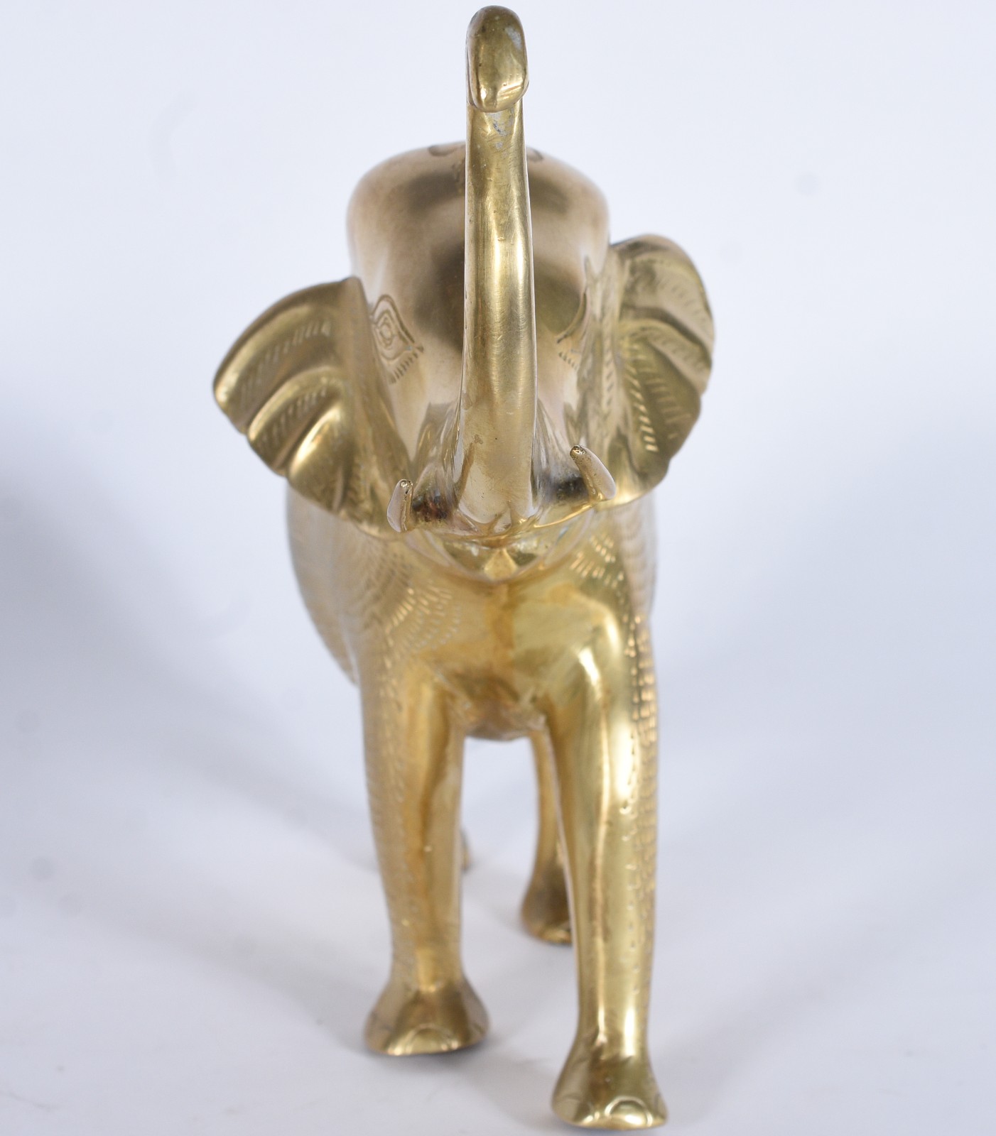 Tres peças de metal dourado, sendo par de castiçais e elefante. - foto 5 de 10