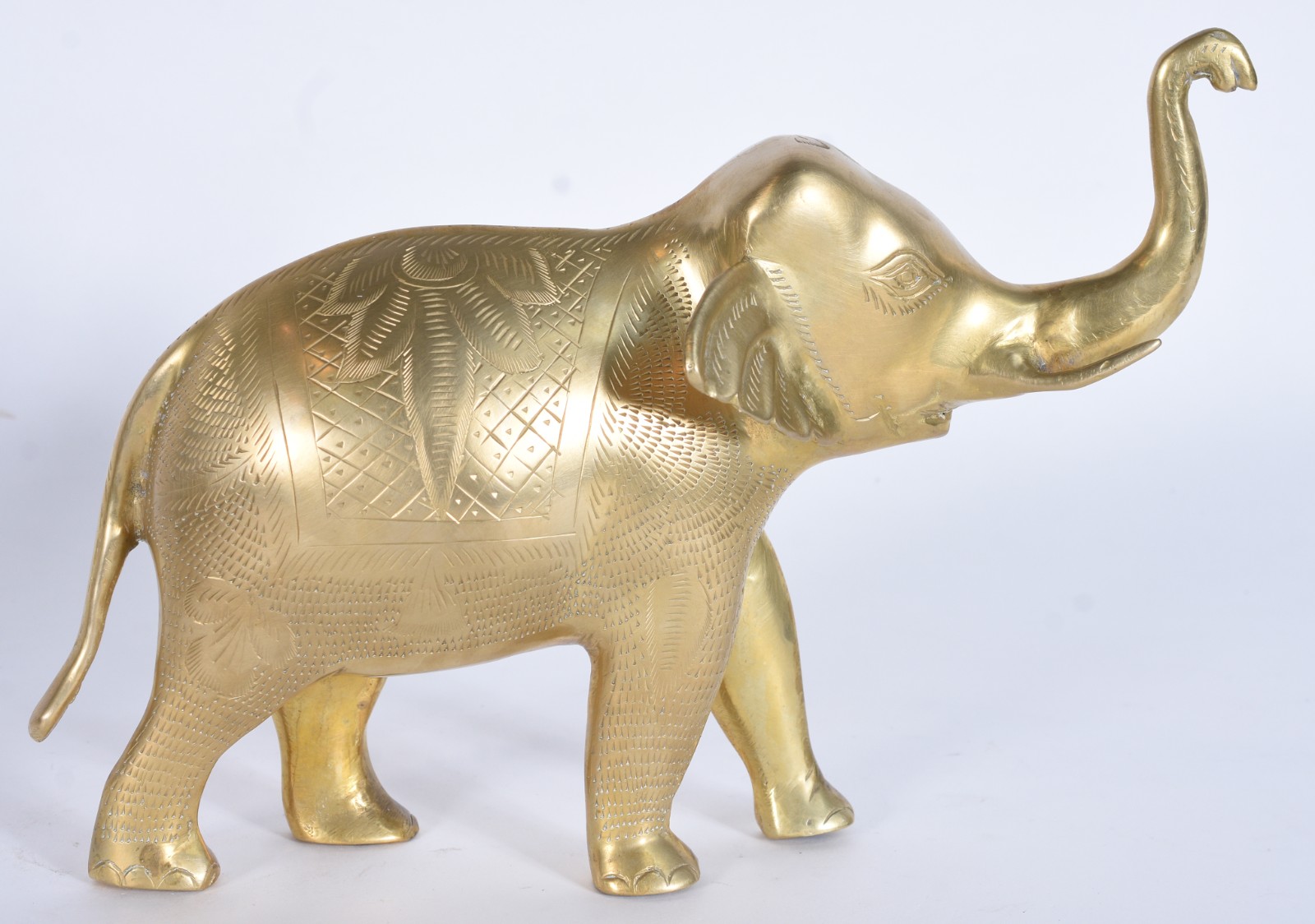 Tres peças de metal dourado, sendo par de castiçais e elefante. - foto 6 de 10