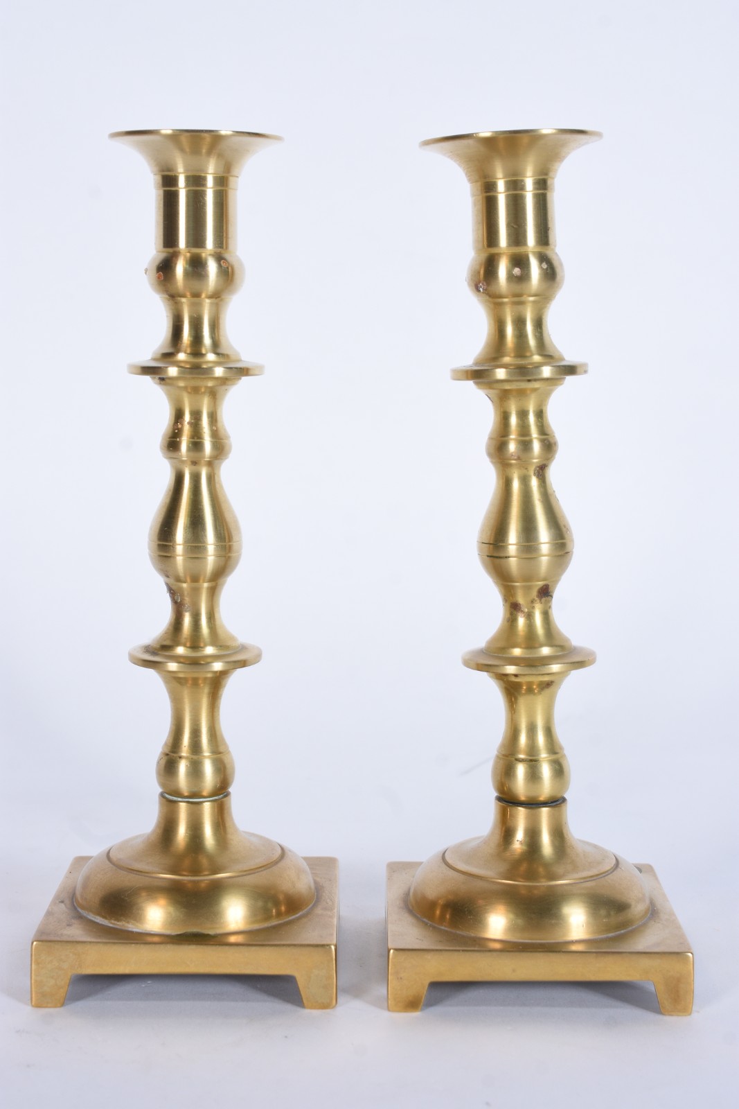 Tres peças de metal dourado, sendo par de castiçais e elefante. - foto 7 de 10