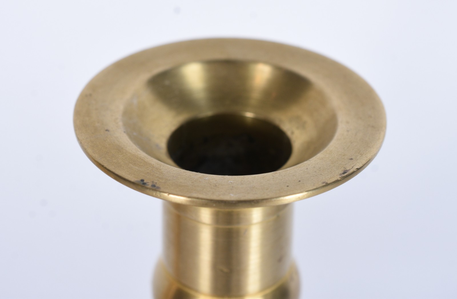 Tres peças de metal dourado, sendo par de castiçais e elefante. - foto 8 de 10