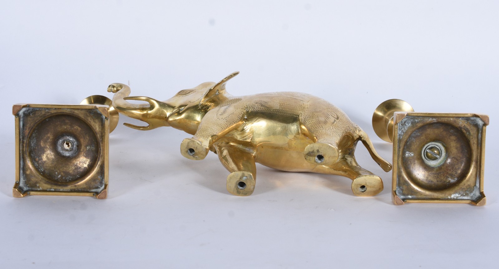 Tres peças de metal dourado, sendo par de castiçais e elefante. - foto 9 de 10