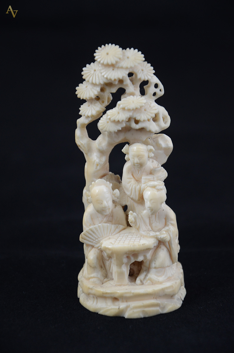Escultura de marfim, séc. XIX, representando três gueixas. Acompanha... - foto 1 de 2