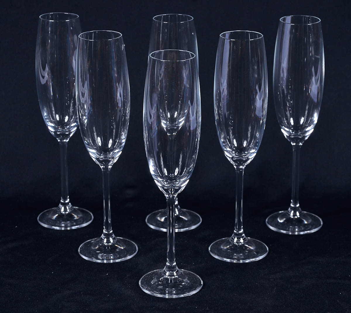 Seis flutes para champagne.